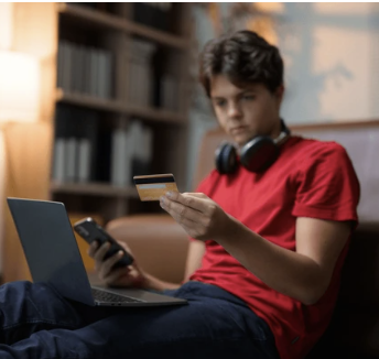 在合规要求变多之后，AiCoin现在更像哪类用户的工具